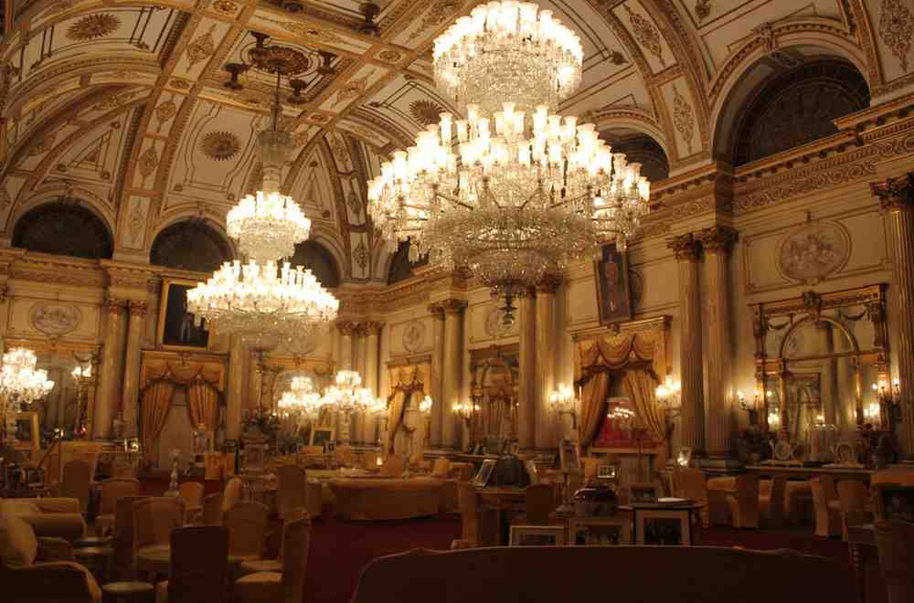 jai vilas palace chandeliers